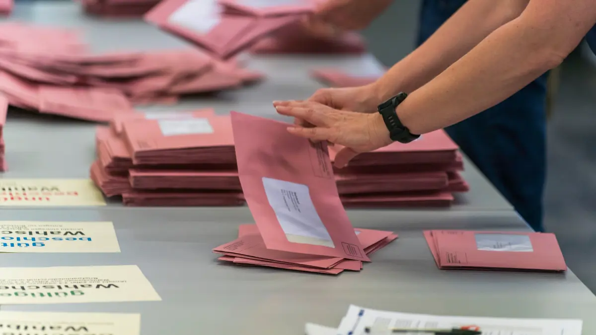 Umschläge mit Briefwahlstimmen werden sortiert. In der Messehalle 1 der Messe Frankfurt werden alle Briefwahlstimmen der Bankenstadt von rund 1.200 Wahlhelfern zentral gezählt. Schon von 15 Uhr an werden die ersten Urnen geleert und die Wahlbriefe sortiert. Mit der Auszählung wird aber erst nach 18.00 Uhr begonnen. Die Stimmzettel für die Briefwahl können bis Wahlschluss in die Briefkästen des Wahlamtes eingeworfen werden oder auch in der Messehalle persönlich vorbeigebracht werden. In Deutschland findet heute die Europawahl statt. Deutsche Staatsangehörige sowie Unionsbürgerinnen und Unionsbürger können ihre Stimme abgeben, sofern sie mindestens 16 Jahre alt und an ihrem Wohnort ins Wählerverzeichnis eingetragen sind. (zu dpa: «Europaminister wertet Europawahl-Ergebnis als Denkzettel für Ampel») +++ dpa-Bildfunk +++
