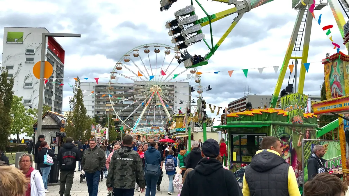 Nachdem es am Freitag stundenlang geregnet hat, zog der Himmel am Sonnabend endlich auf. Das lockte dann um so mehr Besucher zum Stadtfest in Hoyerswerda.