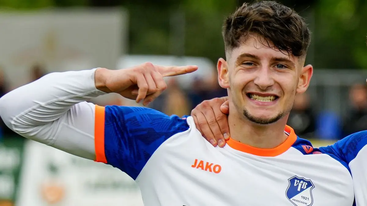 VfB Krieschow - BSG Wismut Gera 5:1 (2:0), Stanley Hauptstein (l.) und Kamil Antosiak jubeln gemeinsam.