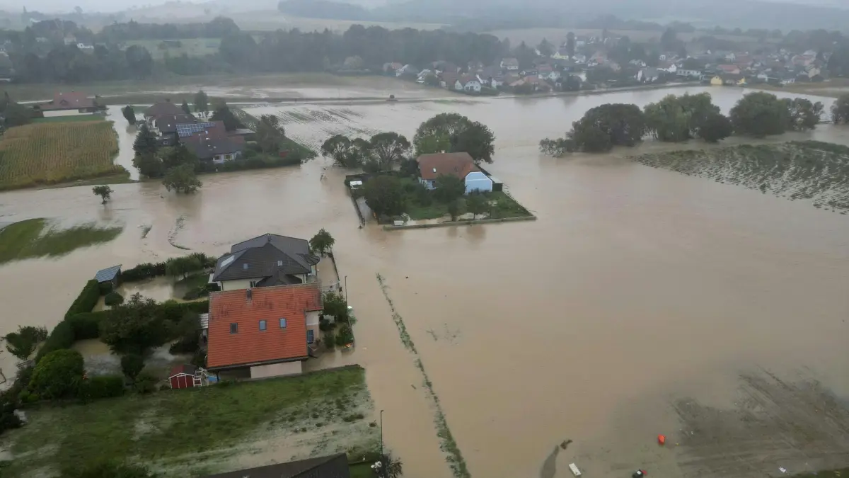 Hochwasser in Österreich: 15.09.2024, Österreich, Böheimkirchen: Ein Blick auf die Überflutungen in der Nähe von Böheimkirchen. Aufgrund der starken Niederschläge ist ganz Niederösterreich zum Katastrophengebiet erklärt worden. Foto: Helmut Fohringer/APA/dpa +++ dpa-Bildfunk +++