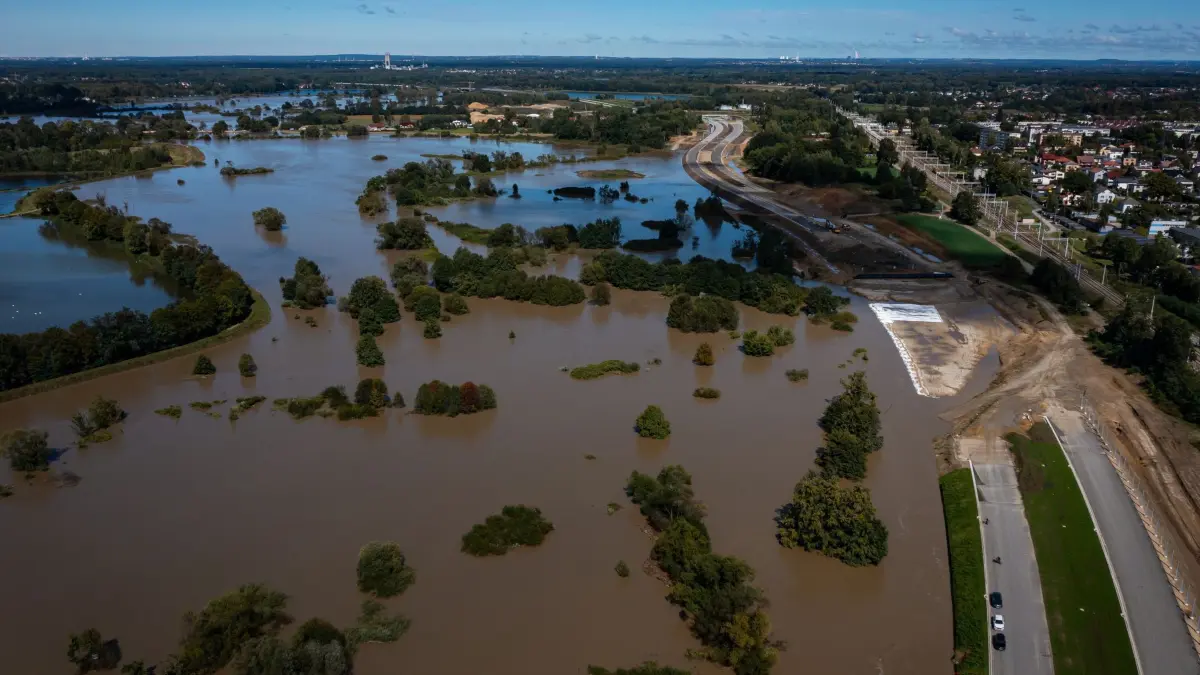 Hochwasser in Polen: 15.09.2024, Polen, Jawiszowice: Ein mit einer Drohne aufgenommenes Luftbild zeigt das überflutete Dorf Jawiszowice. Die nächsten 24-36 Stunden werden für die südlichen Regionen Polens, die Rekordregenfälle erleben, entscheidend sein. Am 14. September meldete das Institut für Meteorologie und Wasserwirtschaft (IMGW), dass der Wasserstand an 41 hydrologischen Stationen die Alarmstufe und an 30 Stationen die Warnstufe überschritten hat. Foto: Lukasz Gagulski/PAP/dpa +++ dpa-Bildfunk +++