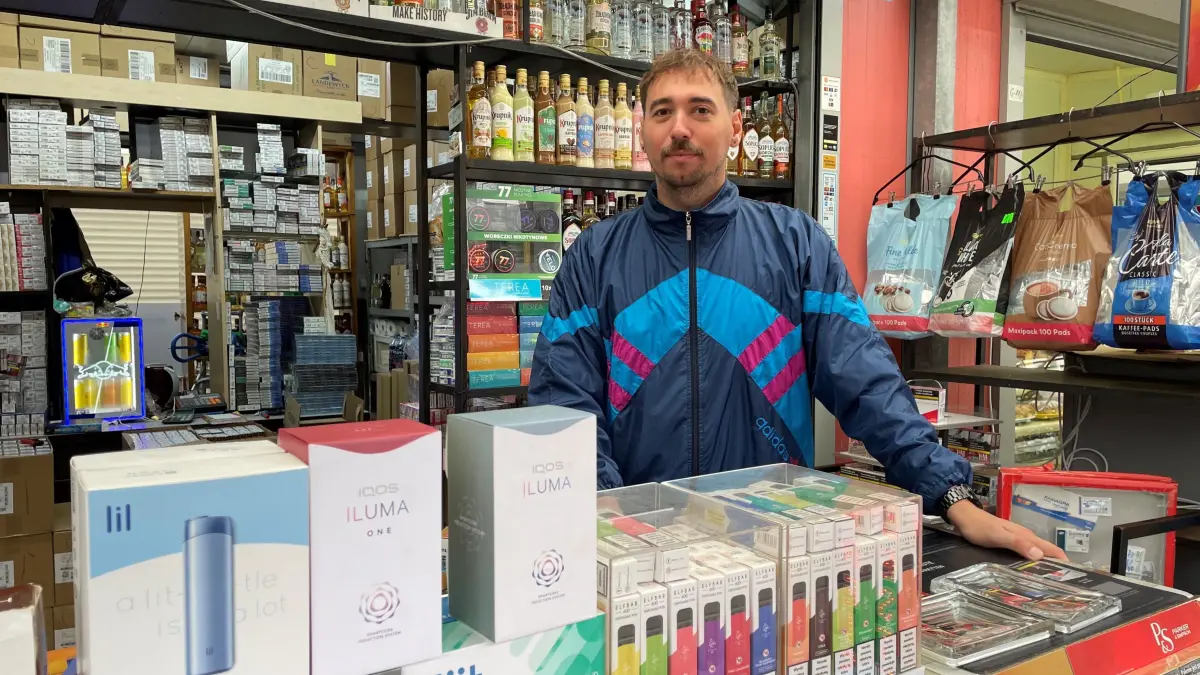 Adrian verkauft Zigaretten und Spirituosen auf dem Basar in Slubice, der in unmittelbare Nähe zum Oderdeich liegt.