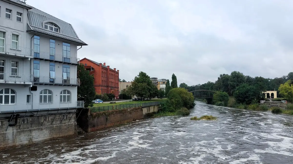 Blick auf die Neiße an der Grenzbrücke zwischen Guben und Gubin: Der Wasserstand steigt kontinuierlich.