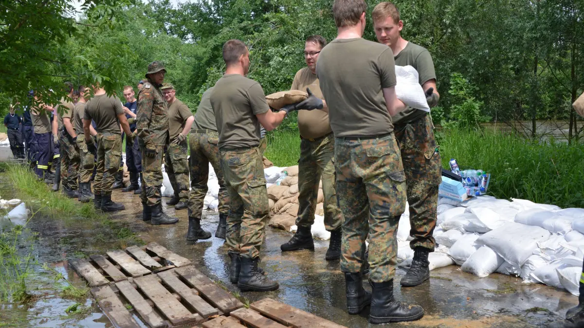 Hochwasser Donnerstag: Hochwasser in Cottbus: Spreewehrmühle
Bundeswehrsoldaten aus Storkow stabiliseren den Sandsack-Deich gegenüber der Kleingartenanlage "Am Spreebogen" nahe der Spreewehrmühle.
Foto: Michael Helbig/mih1