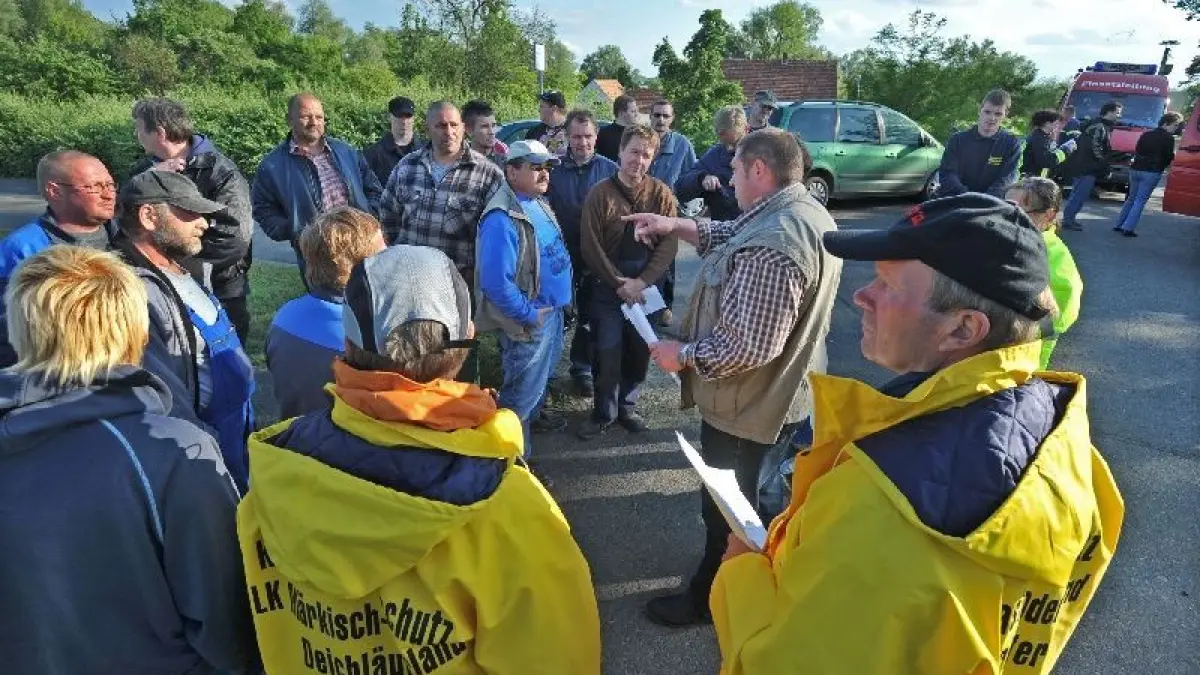 Einweisung der Deichläufer im Sommer 2010 in Reitwien: Martin Porath vom Deichverband gibt die Hinweise für die Einsatzkräfe