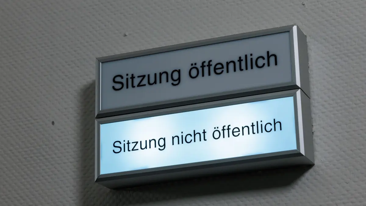 Nicht-öffentlicher Prozess gegen mutmaßlichen Rechtsextremisten: 18.09.2024, Hessen, Limburg: Leuchttafel im Gerichtsgebäude zum Sitzungssaal mit dem Hinweis auf Sitzung nicht öffentlich. Vor der großen Jugendkammer des Landgerichts beginnt der Prozess gegen einen 19-jährigen unter anderem wegen Vorbereitung einer schweren staatsgefährdenen Gewalttat. Außerdem werden ihm Verstöße gegen das Waffengesetz und das Verwenden von Kennzeichen verfassungswidriger Organisationen vorgeworfen. Der Mann war am 15. November vergangenen Jahres im Zuge einer Durchsuchung festgenommen worden und sitzt seither in Untersuchungshaft. Foto: Jörg Halisch/dpa +++ dpa-Bildfunk +++