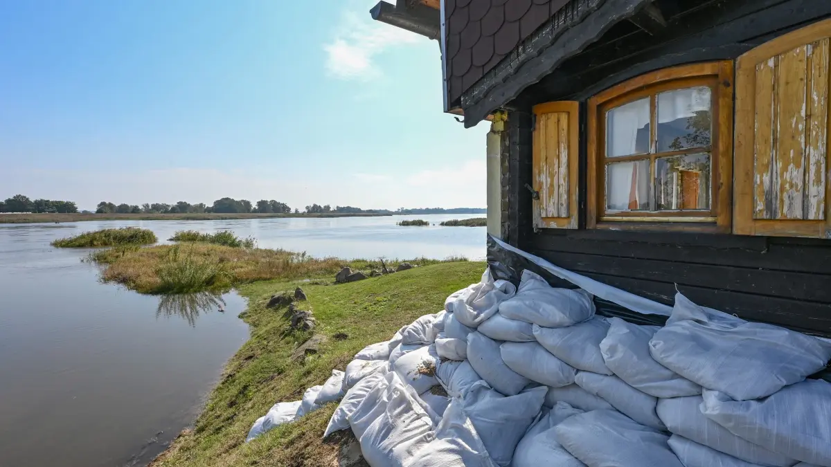 Hochwasser in Brandenburg: 19.09.2024, Brandenburg, Lebus: Sandsäcke sollen eine Gaststätte vor dem drohenden Hochwasser schützen, die sich in Lebus, einer Kleinstadt etwa zehn Kilometer nördlich von Frankfurt (Oder), direkt am deutsch-polnischen Grenzfluss Oder befindet. In Lebus gibt es keinen Deich der die Häuser vor Hochwasser schützt. Die Altstadt liegt ungeschützt nahe dem Flussufer. Noch ist unsicher, wie ernst die Hochwasserlage in Brandenburg wirklich wird. Angesichts weiter steigender Wasserstände kommen aber Krisenstäbe in Kommunen zusammen. Angesichts weiter steigender Flusspegel kommen in Kommunen entlang der Oder die Hochwasser-Krisenstäbe zusammen. Für heute wollten etwa Frankfurt (Oder) und der Landkreis Oder-Spree mit Feuerwehr und Technischem Hilfswerk über die Lage in den kommenden Tagen beraten. Foto: Patrick Pleul/dpa +++ dpa-Bildfunk +++