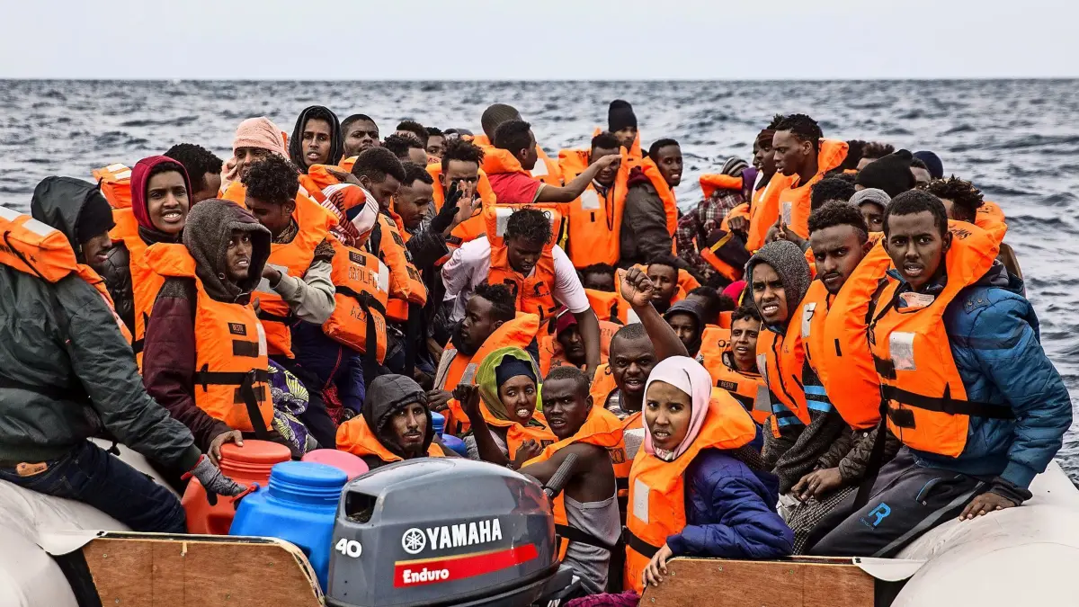 18.02.2018, Mittelmeer: Flüchtlinge und Migranten warten auf einem überfüllten Schlauchboot darauf, von der spanischen Nichtregierungsorganisation Proactiva Open Arms nördlich von Al-Khums (Libyen) gerettet zu werden. Die Zahl der illegal in die EU eingereisten Flüchtlinge und Migranten ist nach Angaben der Grenzschutzagentur Frontex 2017 um 60 Prozent zurückgegangen. (zu dpa: «Frontex: 2017 kamen deutlich weniger Flüchtlinge illegal in die EU» vom 20.02.2018) Foto: Olmo Calvo/AP/dpa +++ dpa-Bildfunk +++