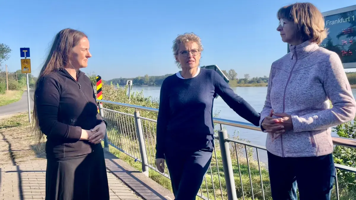 Hochwasser an der Oder: Grünen-Spitzenkandidatin Antje Töpfer (M.) war mit den Landtagsabgeordneten Sahra Damus (l.) und Isabell Hiekel an der Pegelstation am Winterhafen, um sich ein Bild von der Lage in Frankfurt (Oder) zu machen.