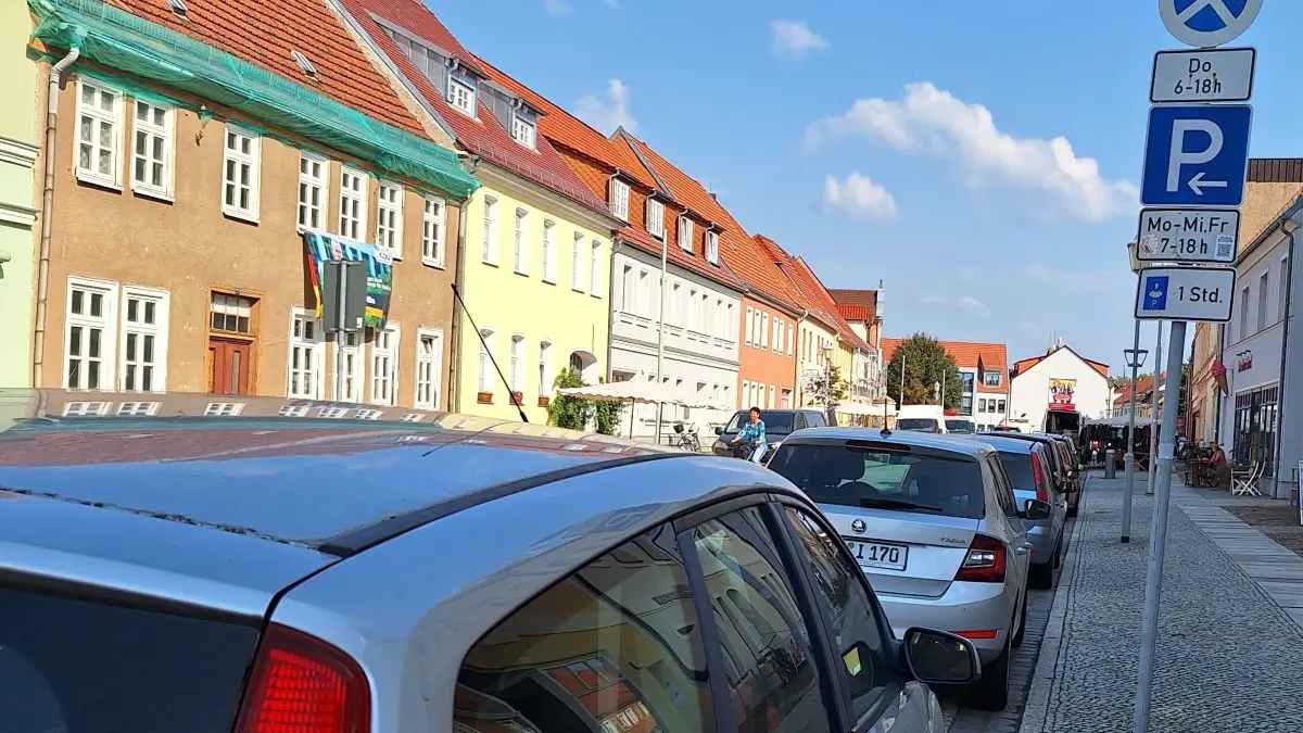 Ein Bild, das sich an vielen Stellen der Innenstadt wiederholt. Die Beschilderung gibt es seit Jahrzehnten, die Situation vor Ort hat sich aber verändert. Hier muss dringend ein neues und sinnvolles System rein.