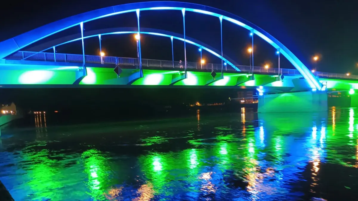Die blau-grün beleuchtete Stadtbrücke zwischen Frankfurt (Oder) und Slubice