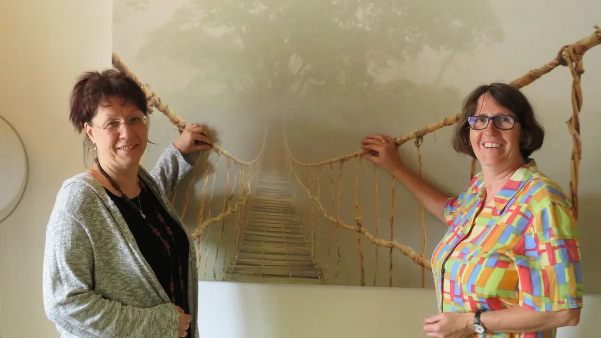 Sabine Mischner (r.) und Lydia Richter freuen sich auf die Ausstellung „Die Farben der Trauer“. Sie lädt in den Pfarrgarten der katholischen Kirche in Hoyerswerda ein.