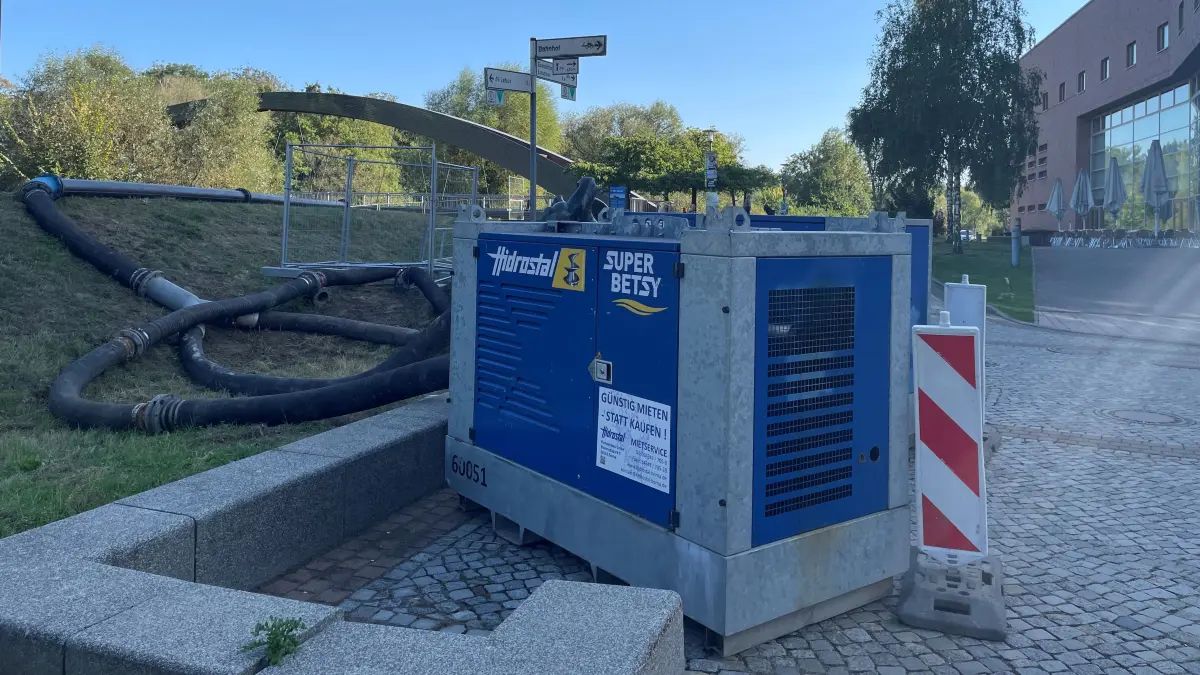 Die FWA in Frankfurt (Oder) hat ein mobiles Abwasserpumpwerk am Deich aufgebaut.