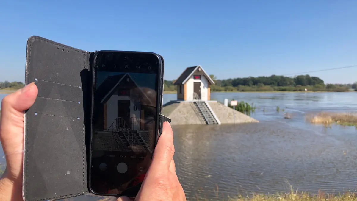 Hochwasser Oder 20.09.2024: Ratzdorf Pegelstand 4,85, In Welmmitz werden Sandsäcke mit Kies befüllt