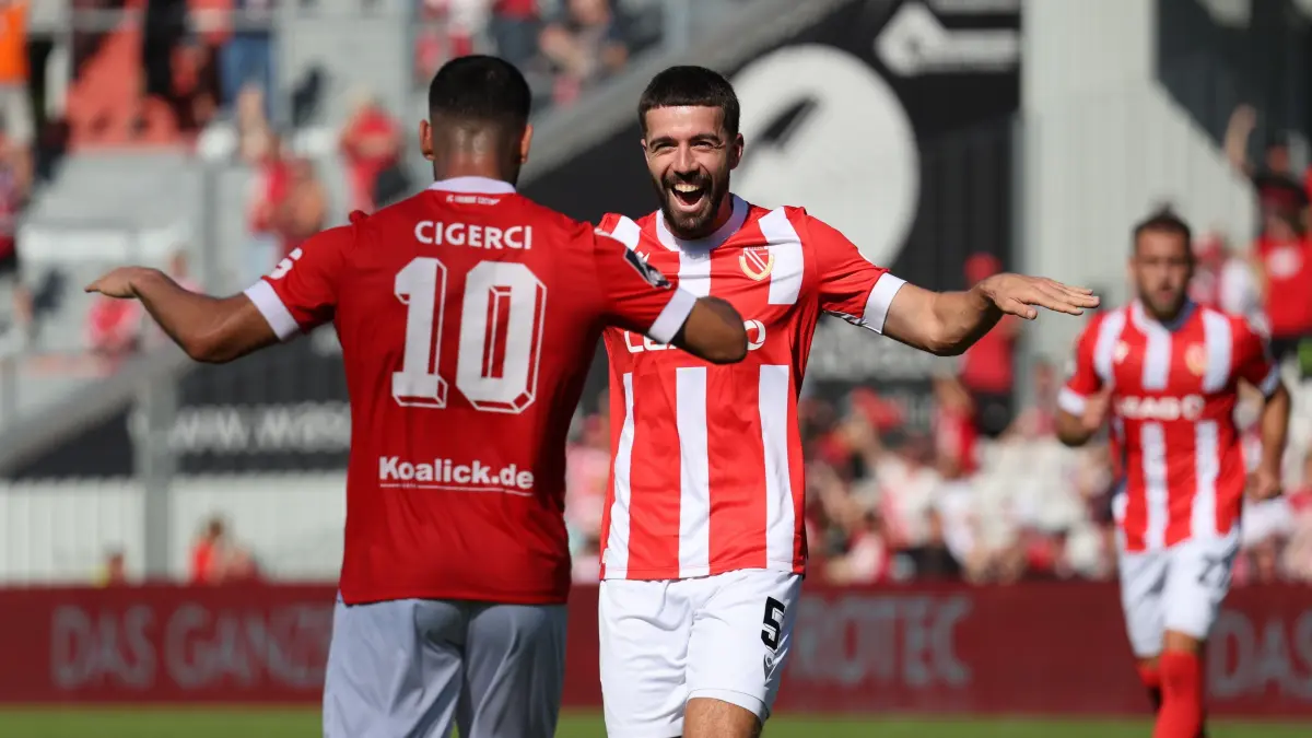 Fussball 3. Liga 2024/2025 FC Energie Cottbus - VfB Stuttgart II: 10 Tolcay Cigerci (Energie Cottbus, l.) und5 Dominik Pelivan (Energie Cottbus) bejubeln das 1-0