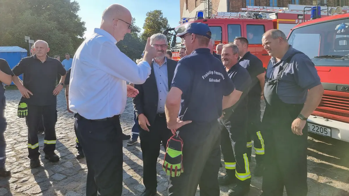 Ministerpräsident Dietmar Woidke (SPD) und Umweltminister Axel Vogel (Grüne) unterhielten sich bei ihrem Besuch in Frankfurt (Oder) auch mit Kräften der Feuerwehr.