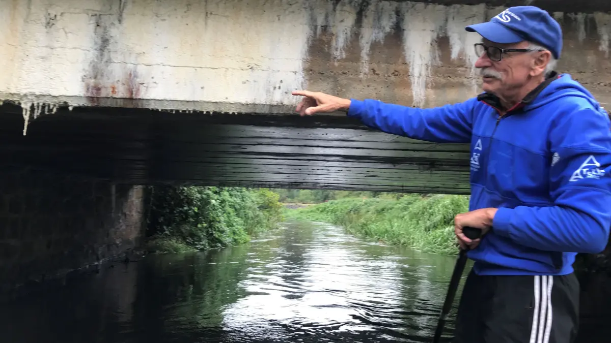 Anrainer Klaus Hauptvogel kennt die Pulsnitz und die Brücke darüber hinweg bestens. Den Zustand des Gewässers und auch des Bauwerks hat er regelmäßig im Blick.