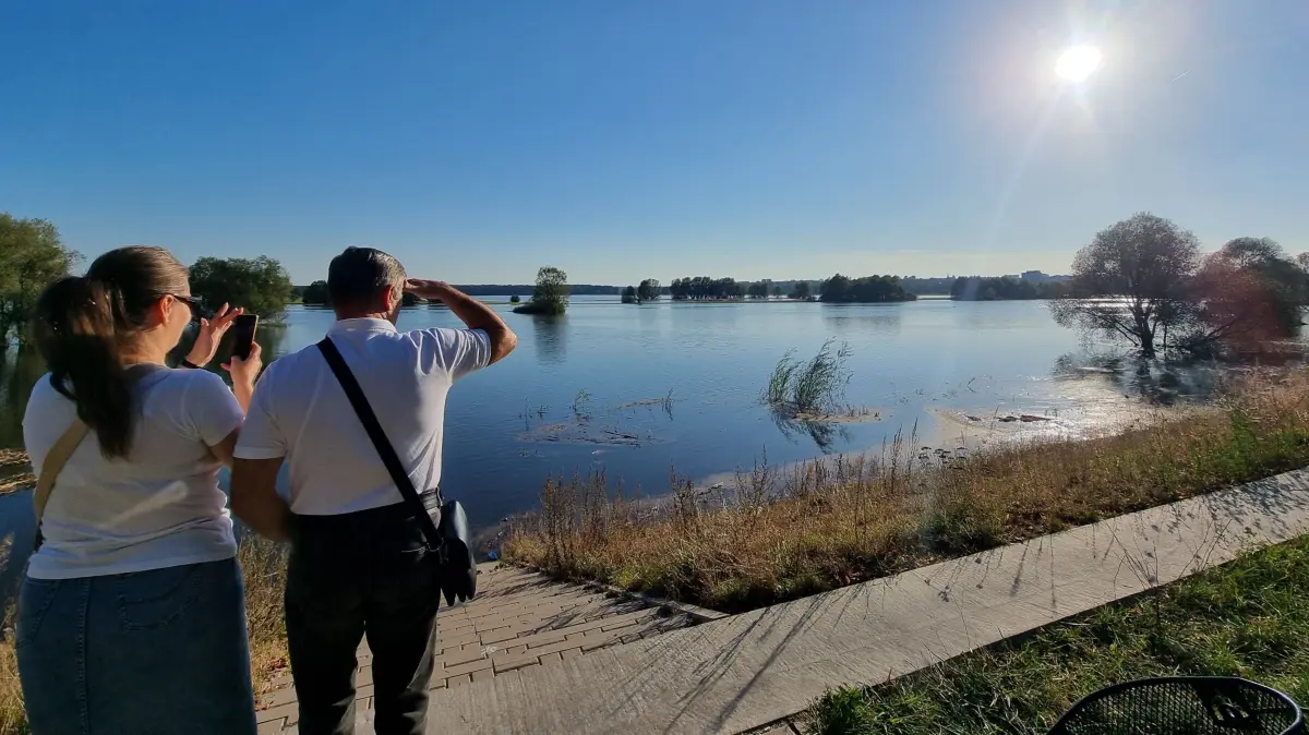 Blick auf die Oder, die sich in Slubice vor dem Deich in einen See verwandelt hat.