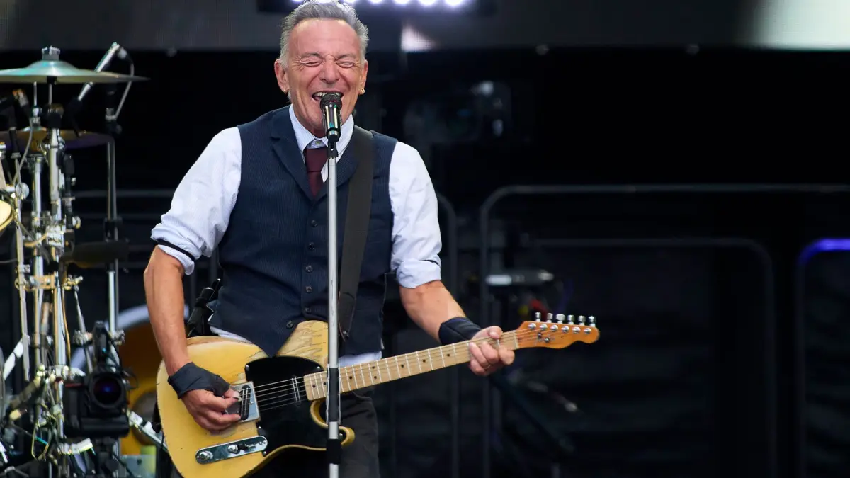 Springsteens 2024 World Tour - Dänemark: ARCHIV - 09.07.2024, Dänemark, Odense: Bruce Springsteen und The E Street Band treten während ihrer 2024 World Tour im Dyrskuepladsen auf. (zu dpa: «Chronist Amerikas: «The Boss» Bruce Springsteen wird 75») Foto: Robert Wengler/Ritzau Scanpix Foto/AP/dpa +++ dpa-Bildfunk +++