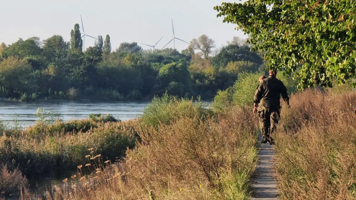 Soldaten auf Patrouille auf dem Deich in Slubice