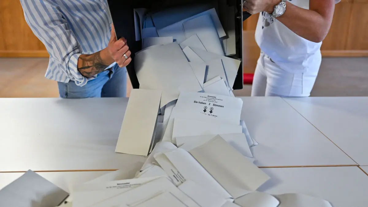 Landtagswahl in Brandenburg - Auszählen der Stimmzettel: 22.09.2024, Brandenburg, Frankfurt (Oder): Eine Wahlurne mit den abgegebenen Stimmzetteln für die Landtagswahl in Brandenburg wird nach dem Schließen der Wahllokale ausgeschüttet. In Brandenburg fand am Sonntag die Landtagswahl statt. Foto: Patrick Pleul/dpa +++ dpa-Bildfunk +++