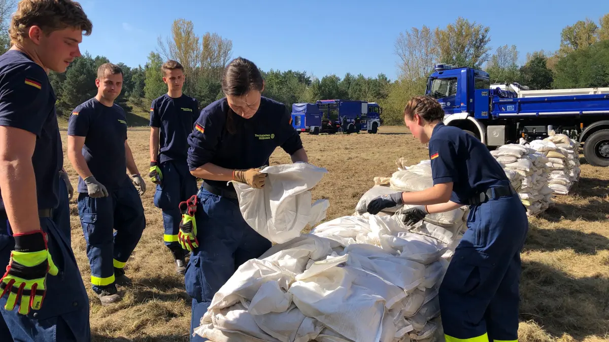 Hochwasser in Brandenburg: THW-Kräfte aus Cottbus stapeln Sandsäcke auf der Insel in Eisenhüttenstadt.