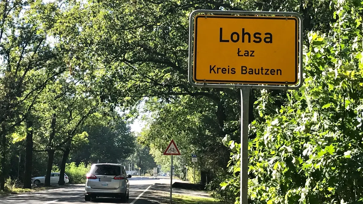 Auf der S 108 rollt in Lohsa jetzt wieder der Verkehr. Die Baustelle ist abgeschlossen, doch nächstes Jahr wird im südlichen Teil des Ortes eine neue aufgemacht.
