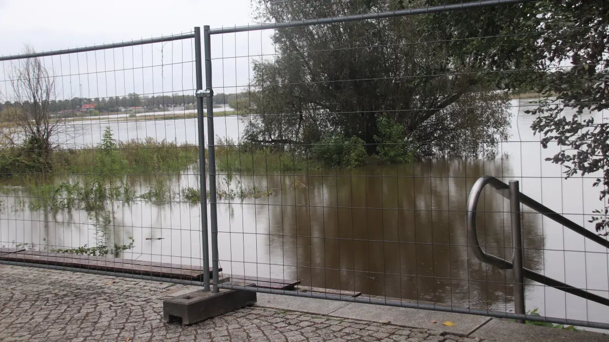 Die Freitreppe auf dem Ziegenwerder in Frankfurt (Oder) ist aufgrund der Hochwasser-Gefahr gesperrt.