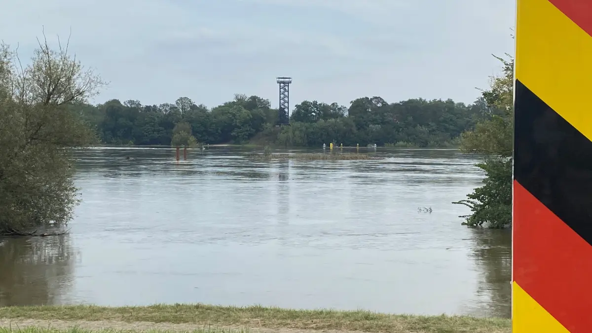 Die Oderflut steigt: Von der Anlegestelle in Aurith sind am 24. September selbst die Dalben kaum noch zu sehen.