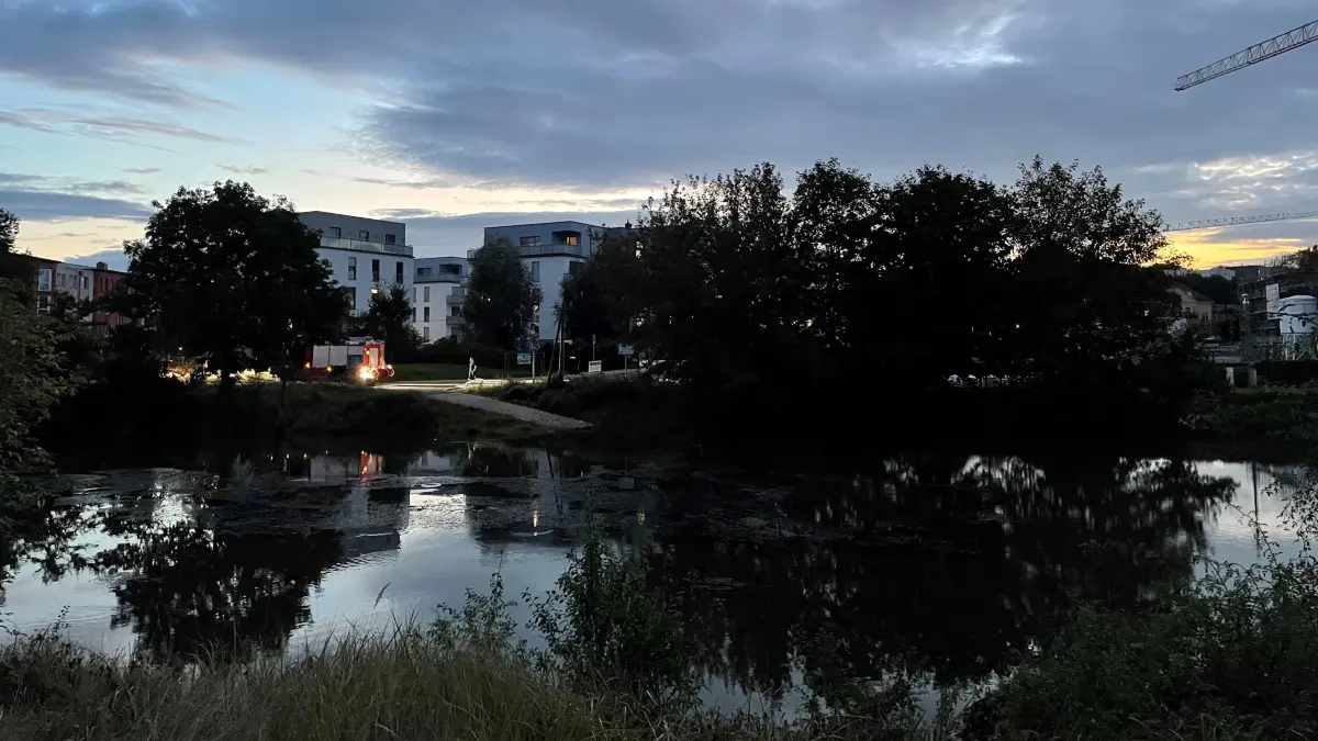 Blick über den Altarm der Oder in Richtung des Wohngebietes am Winterhafen in Frankfurt (Oder). Der Abend bricht herein.