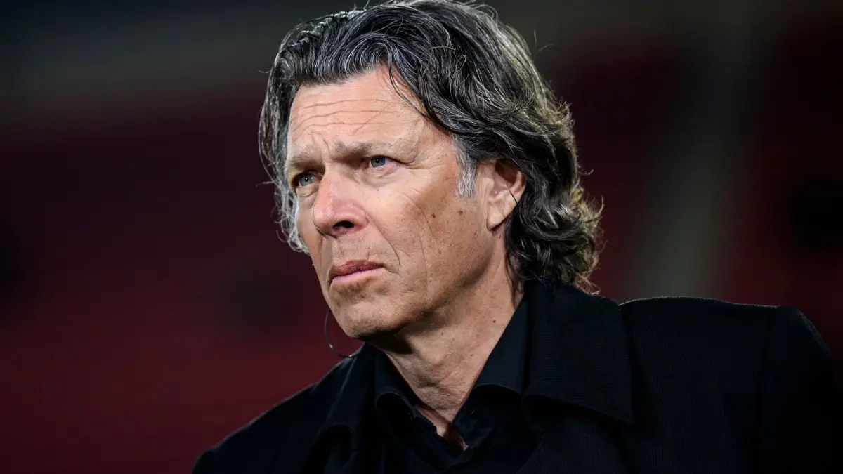 Urs Meier: ARCHIV - 01.03.2024, Baden-Württemberg, Freiburg im Breisgau: Fußball: Bundesliga, SC Freiburg - Bayern München, 24. Spieltag, Europa-Park Stadion. Der ehemalige Schiedsrichter Urs Meier steht vor dem Spiel im Stadion. Meier kritisiert die UEFA. (zu dpa: «Urs Meier kritisiert UEFA wegen Handspiel-Kommunikation») Foto: Tom Weller/dpa +++ dpa-Bildfunk +++