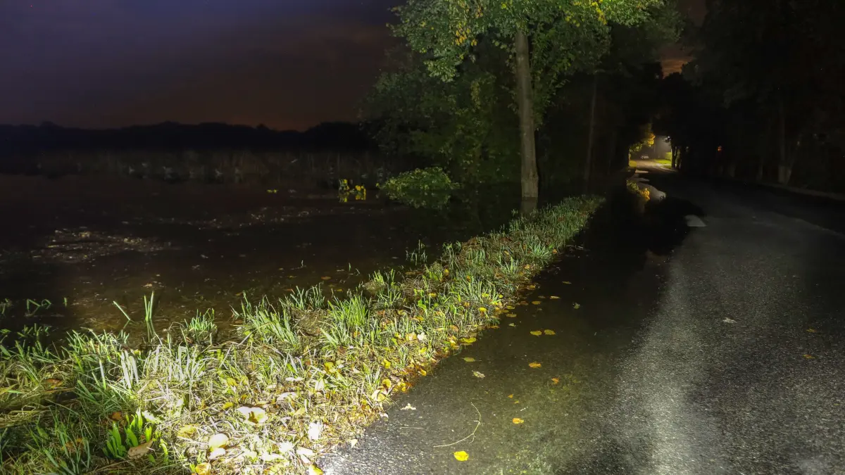 Wasser läuft auf die Straße im südlichen Buschmühlenweg.