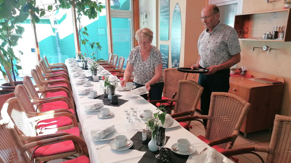 Haben im Hotel & Café Arcus in Elsterwerda gut zu tun: Inhaberin Ute Herkner und ihr mithelfender Ehemann Rolf. Sie haben jetzt einen Grund zum Feiern stehen vor einer Entscheidung.