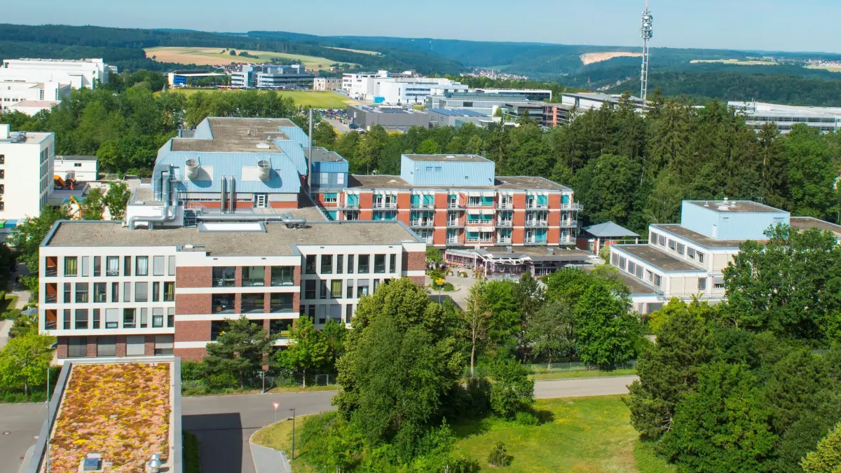 In der Orthopädischen Universitätsklinik am RKU am Oberen Eselsberg behandeln vielfach ausgezeichnete Spezialistinnen und Spezialisten auf höchstem medizinischen Niveau.