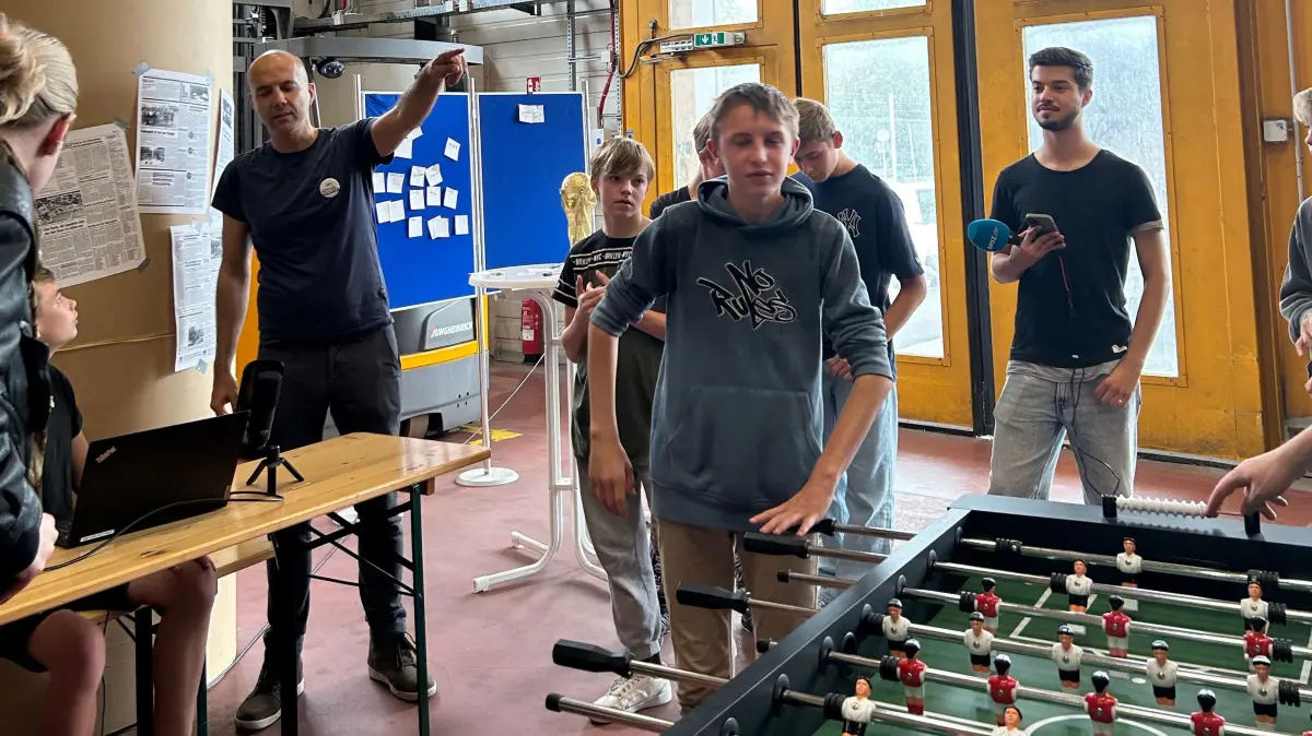 Jan Lehmann, Leiter der Sportredaktion, erklärt beim Workshop „KIck&Rush - ein Sprint durch MOZ und LR gestern und morgen“ wie ein Liveticker eines Fußballspiels funktioniert.