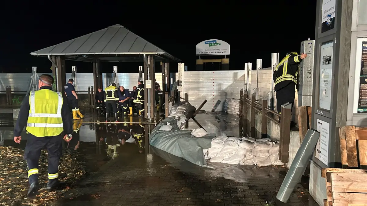 Am Holzmarkt in Frankfurt (Oder) sind am Abend Feuerwehr und THW im Einsatz.