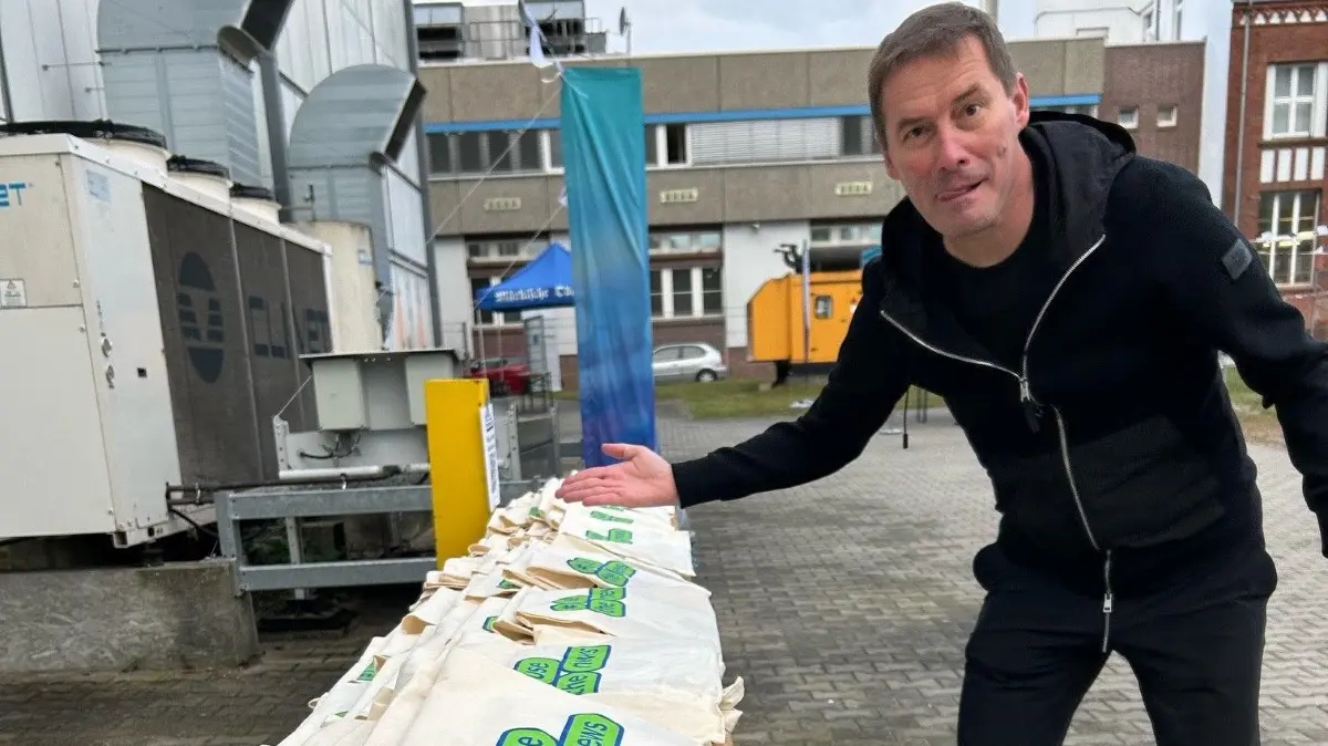 Uwe Klaan von der Lausitzer Rundschau bei letzten Vorbereitungen für das Newscamp Brandenburg.