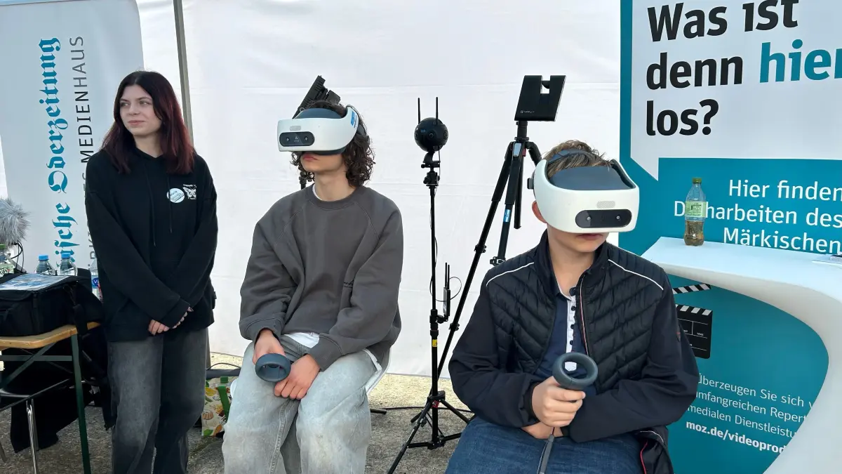 Schülerinnen und Schüler am Stand des Video-Teams.
