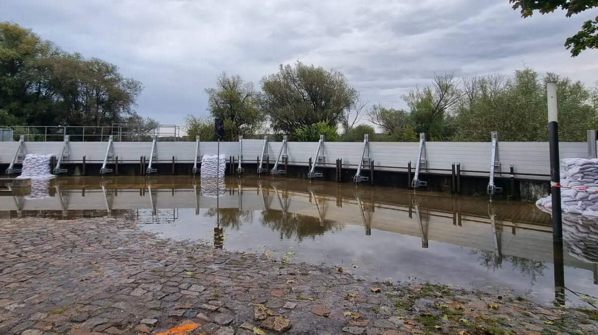 Die Betonmauer in der Uferstraße in Frankfurt (Oder)