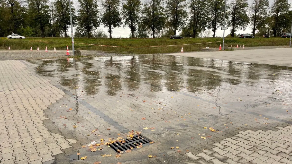 Wasser auf dem Parkplatz des Bazars in Slubice.