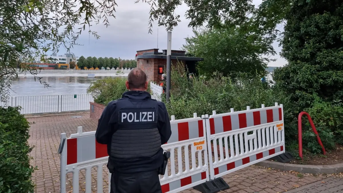 Ein Polizist an der Brücktorstraße in Frankfurt (Oder)