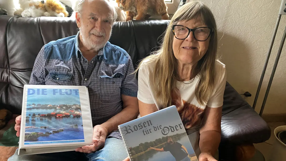 Haben die Oderflut von 1997 dokumentiert: Gerhard (77) und Christina (75) Binder. Beide wohnen im Ziltendorfer Ortsteil Ernst-Thälmann-Siedlung, die damals überflutet wurde. Dieses Mal fühlt sich das Rentner-Paar aufgrund der gepflegten Deiche und Gräben gut geschützt.