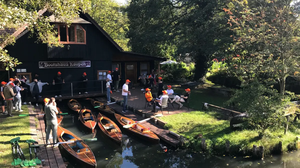 Zum Saisonende ist im Bootshaus Kaupen noch viel Betrieb. Das Bootshaus, bestehend aus Kahnbauerei, Bootsverleih und Gästehaus liegt auf der Insel Kaupen im Spreewald.