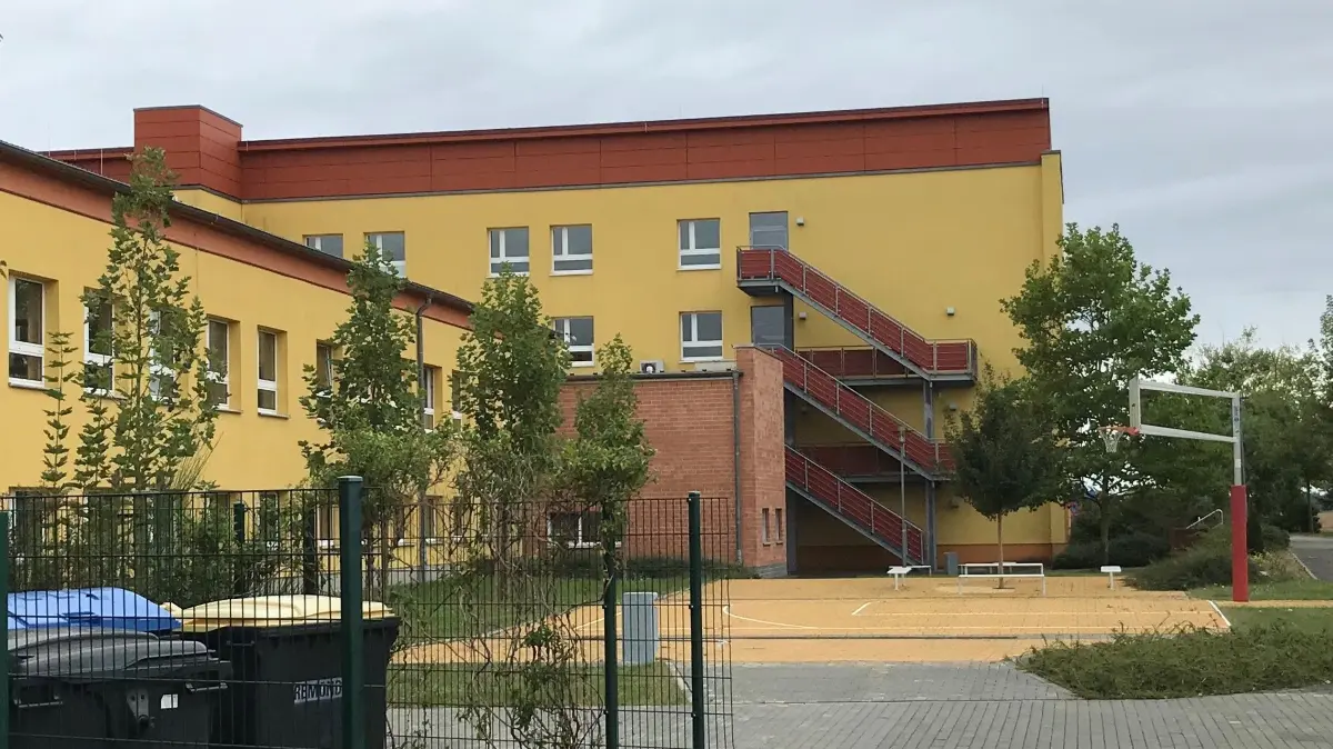 Die Oberschule auf dem Schulkomplex in Falkenberg. Am Mittwochfrüh ging hier eine Bombendrohung ein.