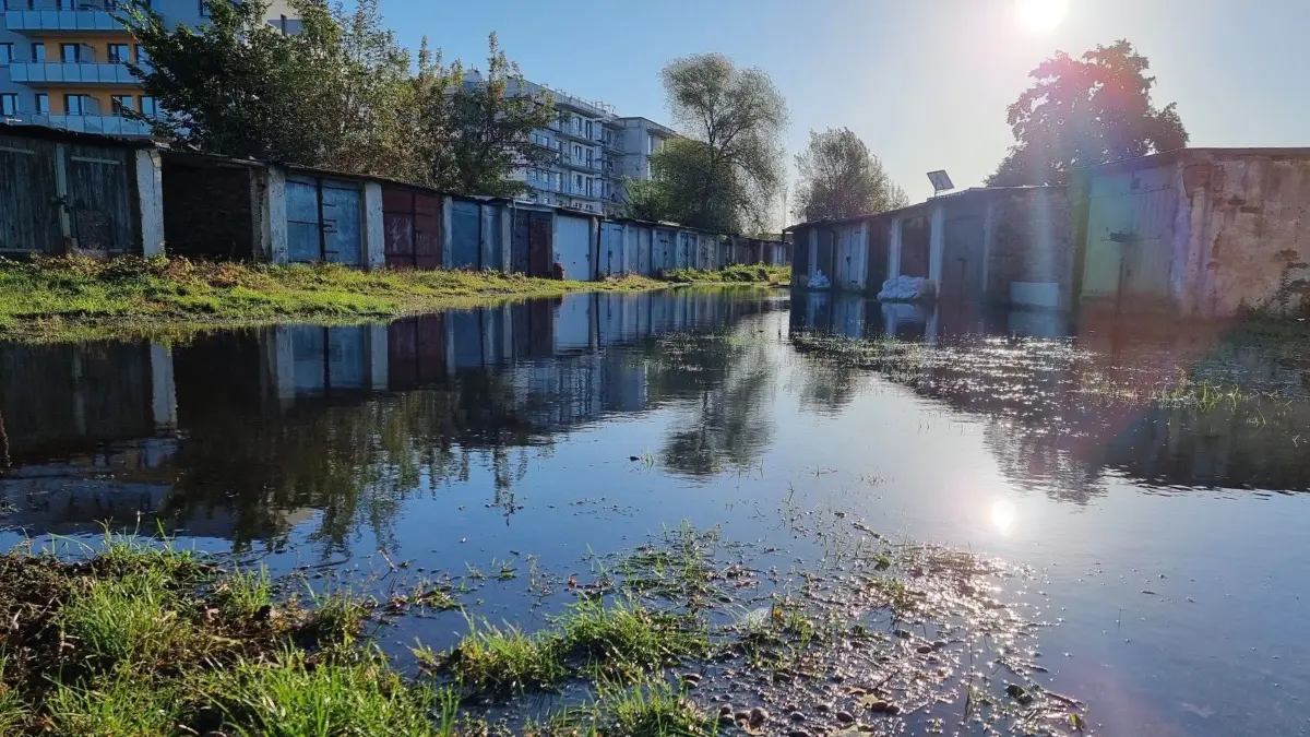 Ein Garagen-Komplex in der Sczczecinska-Straße in Slubice steht aufgrund des hohen Grundwasserspiegels unter Wasser.
