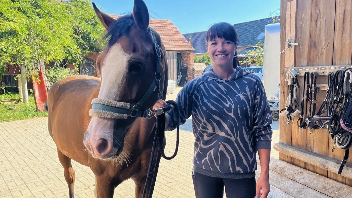 Der Gutshof zum Adlernest in Arnsnesta veranstaltet seit einiger Zeit kleine Hobby Horsing Kurse. Gutshofbesitzerin Julia Lehmann und ihr Mann Erik wollen sich in Zukunft um Starterpakete des MBJS bewerben.