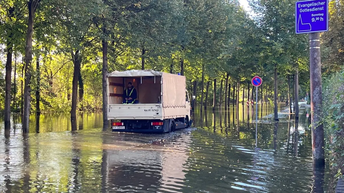 Ein Einsatzfahrzeug des Katastrophenschutzes der Stadt Frankfurt (Oder) fährt am Freitagmorgen (27.9.) durch das Überflutungsgebiet im Buschmühlenweg.