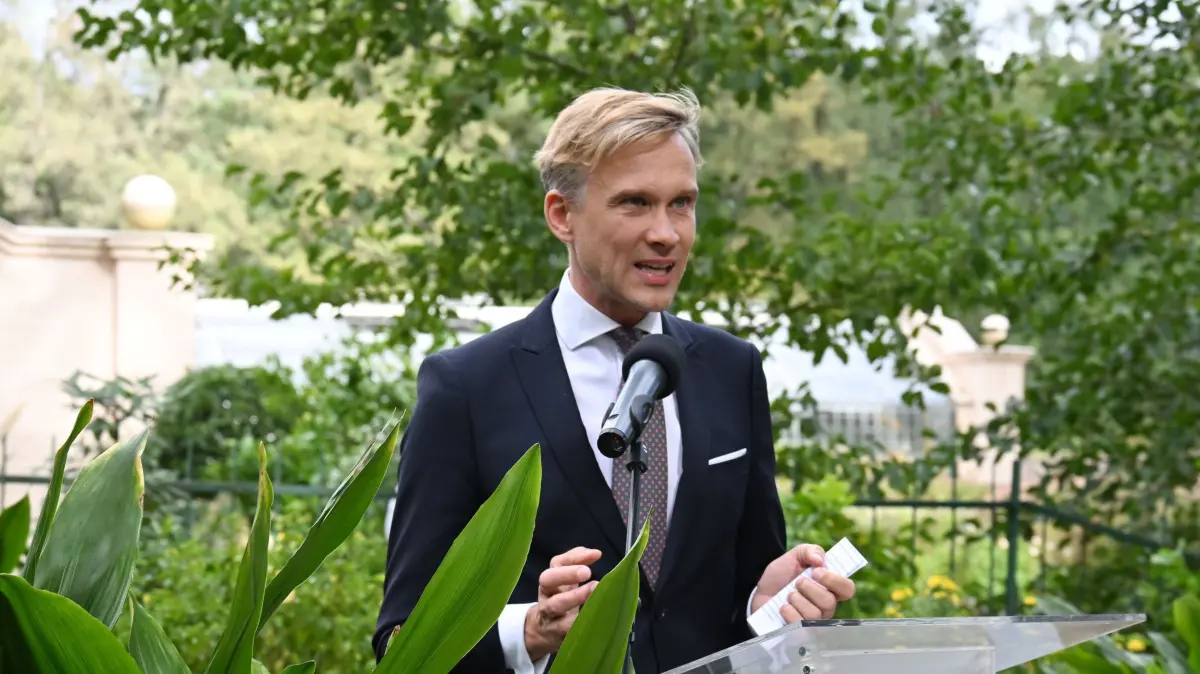 Grundstein Branitz Blumenpavollon : Am Freitagnachmittag ist im Branitzer der Grundstein für einen neuen Blumenpavillon in der Branitzer Schlossgärtnerei gelegt worden. Am historischen Standort zwischen Oberhaus und Blauem Haus werden ab 2025 der Blumenpavillon und das Vermehrungshaus als moderne Glashäuser wieder entstehen.
Dr. Stefan Körner, Vorstand SFPM