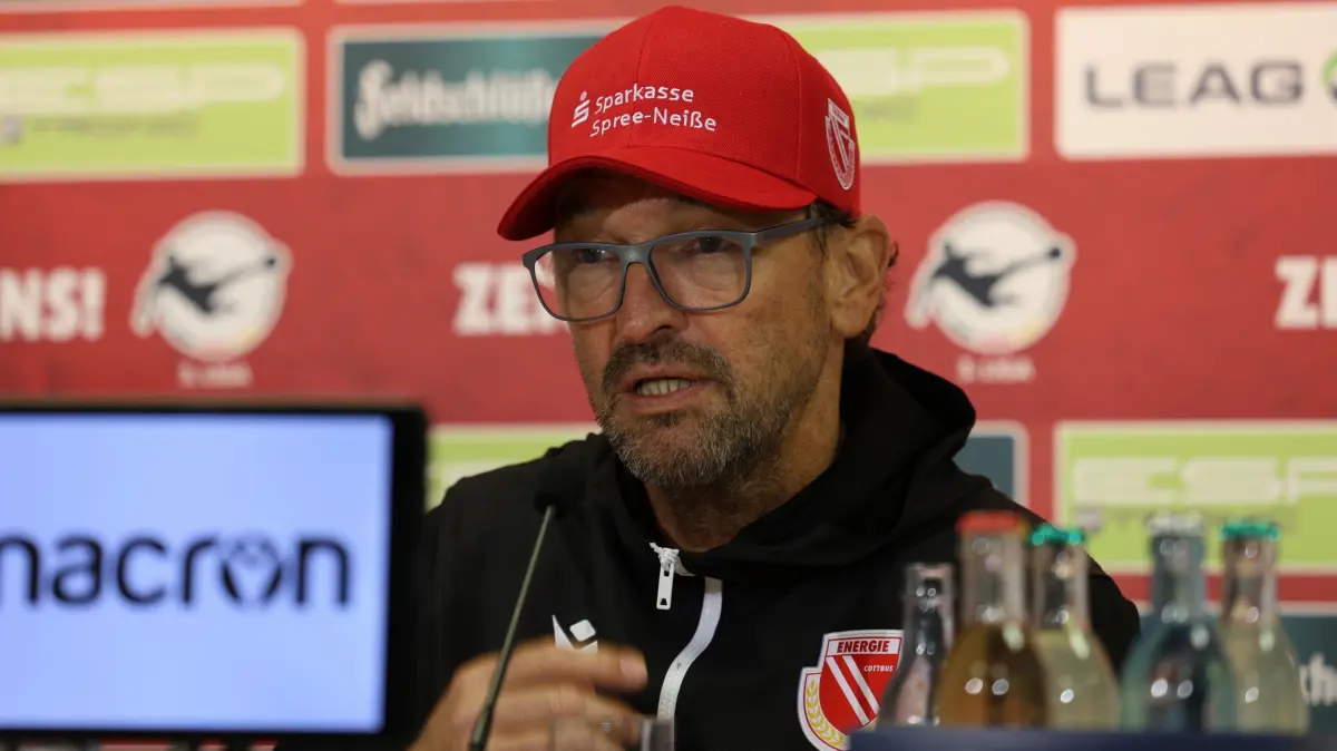 Fussball 3. Liga 2024/2025 FC Energie Cottbus - 1. FC Saarbrücken: Trainer Claus-Dieter Wollitz (Energie Cottbus)