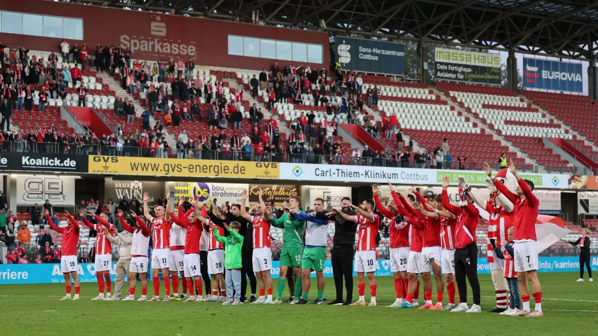 Fussball 3. Liga 2024/2025 FC Energie Cottbus - 1. FC Saarbrücken: Energie feiert den Sieg
